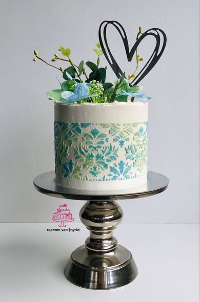 Pastel azul con decoración texturizada