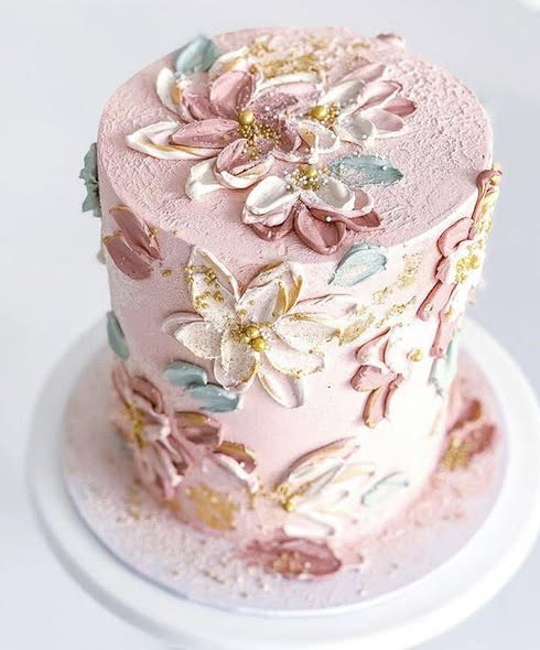 Pastel rosa decorado con flores